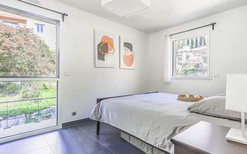 Prestige View: Möbel, Interior Design, Wand, Bett, Flooring, Schlafzimmer, Decke, Fussboden, Holz, Zimmer