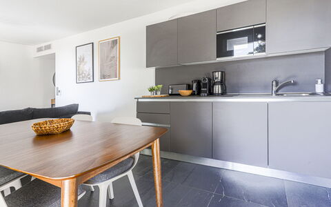 Prestige View: Möbel, Küche, Countertop, Interior Design, Cabinetry, Küchengerät, Flooring, Holz, Major Appliance, Zimmer