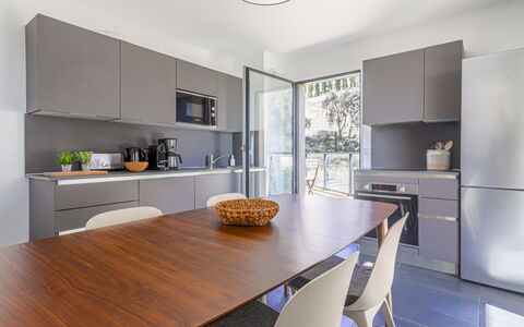 Prestige View: Möbel, Interior Design, Flooring, Countertop, Küche, Holz, Cabinetry, Fussboden, Decke, Zuhause