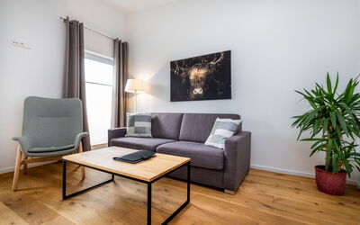 Bergblick Deluxe 39.2: Möbel, Interior Design, Flooring, Couch, Fussboden, Holzboden, Wand, Holz, Wohnzimmer, Zimmer