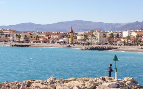 Cagnes Provencal: Himmel, Küste, Strand, Küsten Und Ozeanische Forms, Ufer, Meer, Sommer, Erholung, Urlaub, Bank