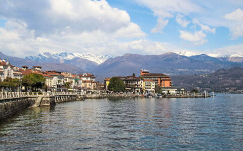 Baveno View: Himmel, Wasser, Gewässer, Bergforms, Wolke, Wasserweg, Berg, Horizont, Küsten Und Ozeanische Forms, Hügel