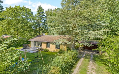 Matild - 250M from the Sea: Estate, Schatten, Auffahrt, Bauernhaus