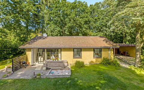 Matild - 250M from the Sea: Estate, Schatten, Auffahrt, Bauernhaus