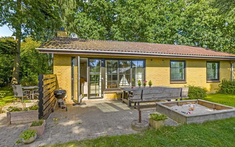 Matild - 250M from the Sea: Estate, Schatten, Auffahrt, Bauernhaus