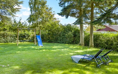 Matild - 250M from the Sea: Estate, Schatten, Auffahrt, Bauernhaus