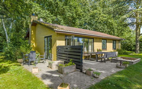 Matild - 250M from the Sea: Estate, Schatten, Auffahrt, Bauernhaus
