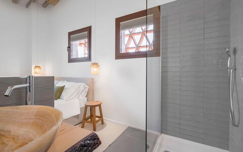 Belmonte Spereto Apartment With Pool, Montaione: Interior Design, Flooring, Fussboden, Wand, Holz, Armatur, Decke, Beleuchtung, Light Fixture, Badezimmer