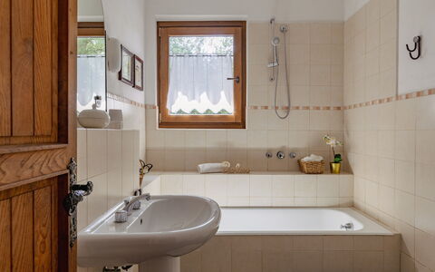 Casa Iume: Badezimmer, Armatur, Interior Design, Flooring, Wand, Badewanne, Zapfhahn, Fussboden, Bad Sink, Sinken