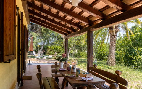 Casa Iume: Holz, Möbel, Tabelle, Schatten, Stuhl, Resort, Gartenmöbel, Veranda, Hütte, Holzbeize