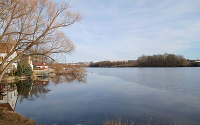 Jindrichuv Hradec 100: Wasservorräte, Wasser, Gewässer, Wasserweg, Ast, Bank, Natürliche Landschaft, Wasserlauf, Kanal, Reflexion