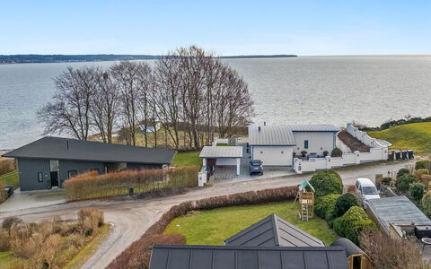 Stavros - 100M from the Sea: Wohngebiet, Strauch, Haus, Zuhause, Garten, Estate, Schatten, Landscaping, Rasen