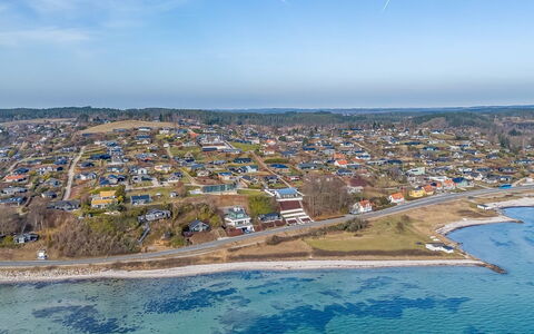 Stavros - 100M from the Sea: Wohngebiet, Strauch, Haus, Zuhause, Garten, Estate, Schatten, Landscaping, Rasen