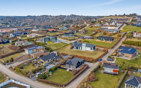 Stavros - 100M from the Sea: Wohngebiet, Strauch, Haus, Zuhause, Garten, Estate, Schatten, Landscaping, Rasen