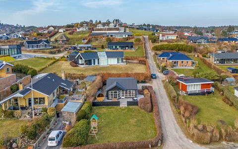 Stavros - 100M from the Sea: Wohngebiet, Strauch, Haus, Zuhause, Garten, Estate, Schatten, Landscaping, Rasen