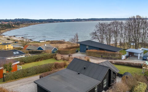 Stavros - 100M from the Sea: Wohngebiet, Strauch, Haus, Zuhause, Garten, Estate, Schatten, Landscaping, Rasen