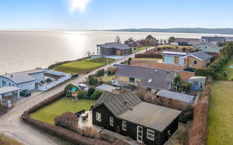 Stavros - 100M from the Sea: Wohngebiet, Strauch, Haus, Zuhause, Garten, Estate, Schatten, Landscaping, Rasen