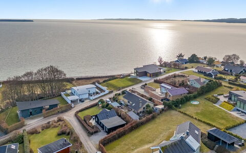 Stavros - 100M from the Sea: Wohngebiet, Strauch, Haus, Zuhause, Garten, Estate, Schatten, Landscaping, Rasen
