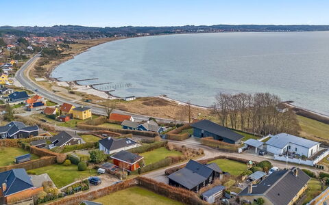 Stavros - 100M from the Sea: Wohngebiet, Strauch, Haus, Zuhause, Garten, Estate, Schatten, Landscaping, Rasen