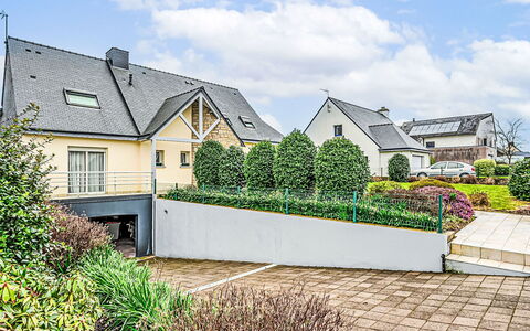 Guidel 606: Wohngebiet, Strauch, Zuhause, Haus, Garten, Dach, Landscaping, Estate, Ground, Auffahrt