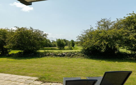 Erlinda - 600M from the Sea: Estate, Schatten, Auffahrt, Bauernhaus