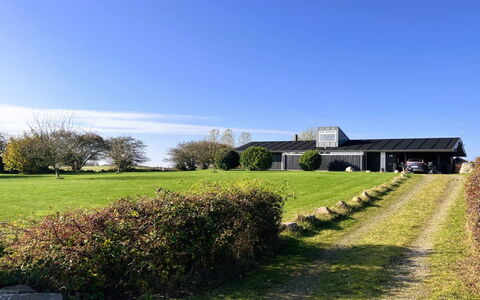 Erlinda - 600M from the Sea: Estate, Schatten, Auffahrt, Bauernhaus