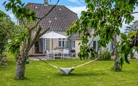 Karoliina - 125M from the Sea: Dach, Haus, Zuhause, Hütte, Abstellgleis, Estate, Auffahrt, Gartenbauten, Garten, Schuppen