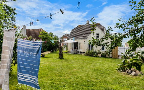 Karoliina - 125M from the Sea: Dach, Haus, Zuhause, Hütte, Abstellgleis, Estate, Auffahrt, Gartenbauten, Garten, Schuppen