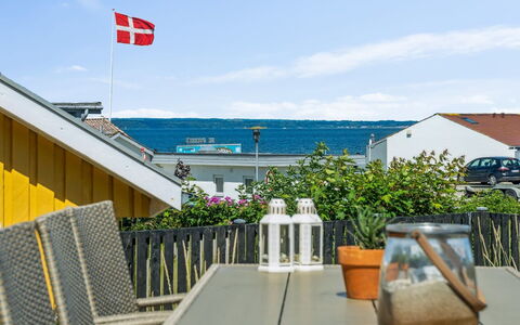 Mari - 150M from the Sea: Schatten, Gartenmöbel, Stuhl, Tisch Im Freien, Resort, Eco Hotel, Zimmerpflanze, Balkon, Hotel