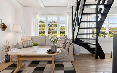 Mari - 150M from the Sea: Möbel, Interior Design, Flooring, Fussboden, Holz, Holzboden, Wohnzimmer, Couch, Decke, Zimmer