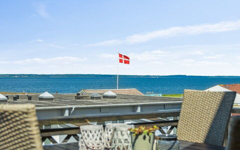 Mari - 150M from the Sea: Meer, Resort, Küste, Ozean, Gartenmöbel, Schatten, Ufer, Tisch Im Freien, Strandresort, Strand
