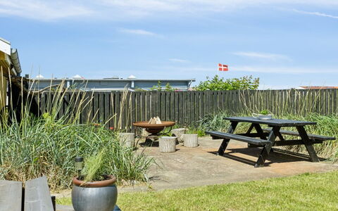 Mari - 150M from the Sea: Himmel, Strauch, Gartenmöbel, Möbel, Grundstueck, Garten, Schatten, Tisch Im Freien, Rasen, Landscaping