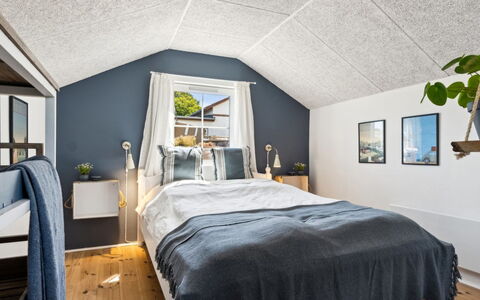 Mari - 150M from the Sea: Schlafzimmer, Holz, Interior Design, Decke, Bett, Möbel, Bedding, Flooring, Linens, Bettdecke