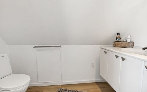 Mari - 150M from the Sea: Flooring, Fussboden, Wand, Armatur, Interior Design, Holz, Badezimmerschrank, Badezimmer, Zapfhahn, Sinken