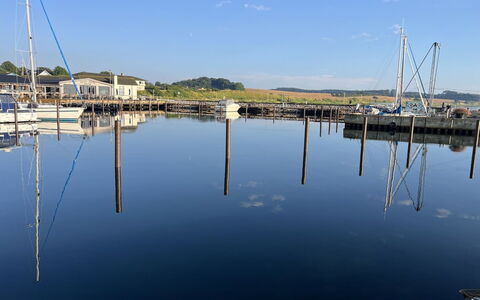Mari - 150M from the Sea: Wasser, Wasservorräte, Boot, Gewässer, Yachthafen, Watercraft, Wasserweg, Reflexion, Dock, Boote Und Boating - Geräte Und Materialien