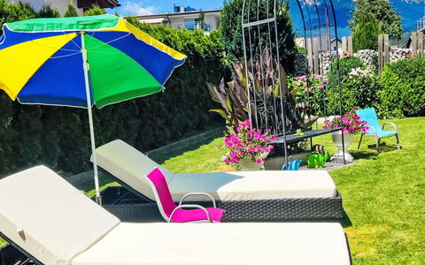 Helga: Gartenmöbel, Möbel, Garten, Resort, Regenschirm, Schatten, Stuhl, Eco Hotel, Rasen, Freizeit
