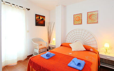 Puig Dels Daus: Schlafzimmer, Bett, Zimmer, Möbel, Eigentum, Bettdecke, Bedding, Bettrahmen, Interior Design, Gebäude