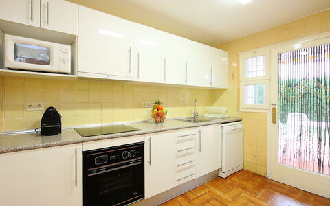 Puig Dels Daus: Zimmer, Küche, Cabinetry, Eigentum, Möbel, Gelb, Countertop, Interior Design, Gebäude, Grundeigentum