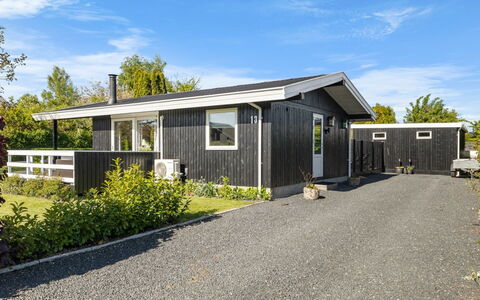 Bjart - 150M from the Sea: Interior Design, Decke, Wohnung, Flooring, Möbel, Fussboden, Zimmer, Beleuchtung, Zuhause, Couch