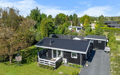Bjart - 150M from the Sea: Interior Design, Decke, Wohnung, Flooring, Möbel, Fussboden, Zimmer, Beleuchtung, Zuhause, Couch