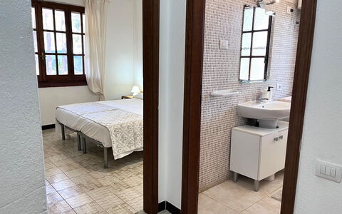 Villasimius 674: Fussboden, Wand, Interior Design, Flooring, Holz, Möbel, Schlafzimmer, Bett, Wohnung, Beleuchtung