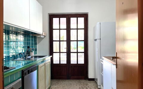 Itaca: Küche, Flooring, Interior Design, Fussboden, Countertop, Holz, Möbel, Küchengerät, Sinken, Cabinetry