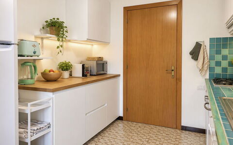 Villasimius 674: Küchengerät, Küche, Countertop, Cabinetry, Major Appliance, Flooring, Interior Design, Holz, Möbel, Fussboden