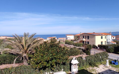 Residenza Agnese Sardegna: Himmel, Blau, Horizont, Meer, Ozean, Küste, Balkon, Estate, Landscaping, Resort