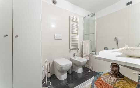Portello Square Lux Apartment Genova: Flooring, Interior Design, Fussboden, Armatur, Badezimmer, Decke, Toilette, Zimmer, Installation, Zapfhahn