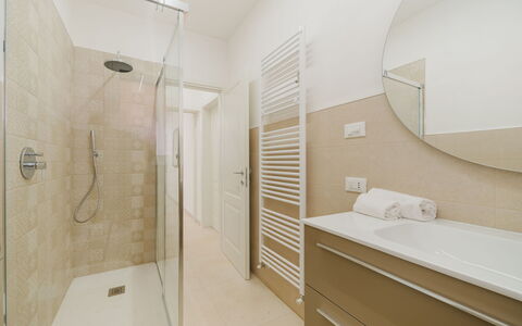 Appartamento Paola: Flooring, Interior Design, Fussboden, Badezimmer, Armatur, Bad Sink, Decke, Badezimmerschrank, Sinken, Zapfhahn