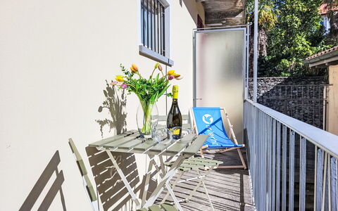 White Locarno Apt.1: Wohnung, Balkon, Blumentopf, Zimmerpflanze, Stuhl, Veranda, Gartenmöbel, Schatten, Deck, Zaun