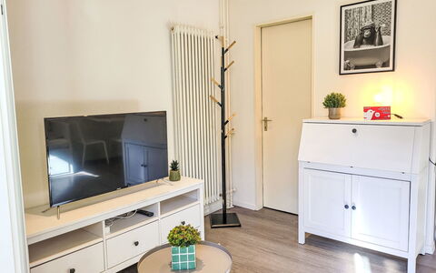 White Locarno Apt.1: Möbel, Interior Design, Flooring, Holz, Fussboden, Zimmer, Fernsehen, Beleuchtung, Cabinetry, Wohnzimmer