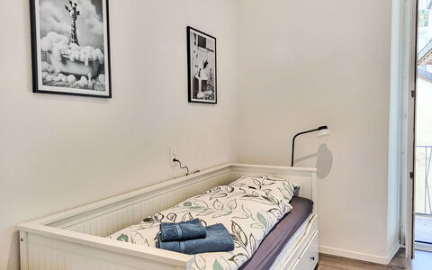 White Locarno Apt.1: Möbel, Wand, Interior Design, Bett, Schlafzimmer, Holz, Fussboden, Flooring, Zimmer, Bedding