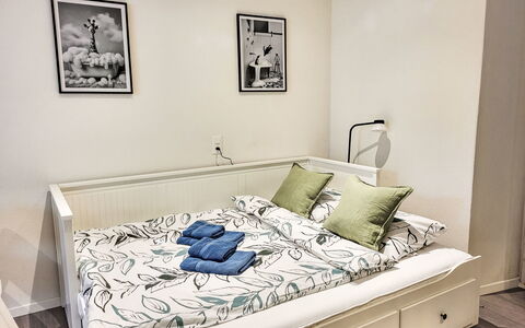 White Locarno Apt.1: Möbel, Bett, Schlafzimmer, Interior Design, Holz, Bedding, Bettdecke, Linens, Zimmer, Textil